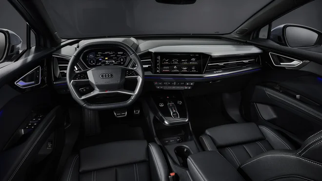 Notranjost je sodobna, a ohranja nekaj klasike. Niso se odločili za popolno digitalnost kot pri modelih ID.4 in ID.3. FOTO: Audi