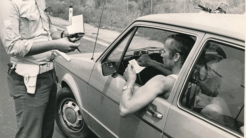 Fotografija: Ko so možje postave koga kaznovali zaradi prometnega prekrška, pa to vsaj nekoč ni bil glavni razlog za discipliniranje voznikov. FOTO: Žarko Hojnik