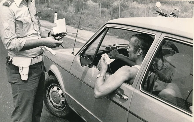 Ko so možje postave koga kaznovali zaradi prometnega prekrška, pa to vsaj nekoč ni bil glavni razlog za discipliniranje voznikov. FOTO: Žarko Hojnik