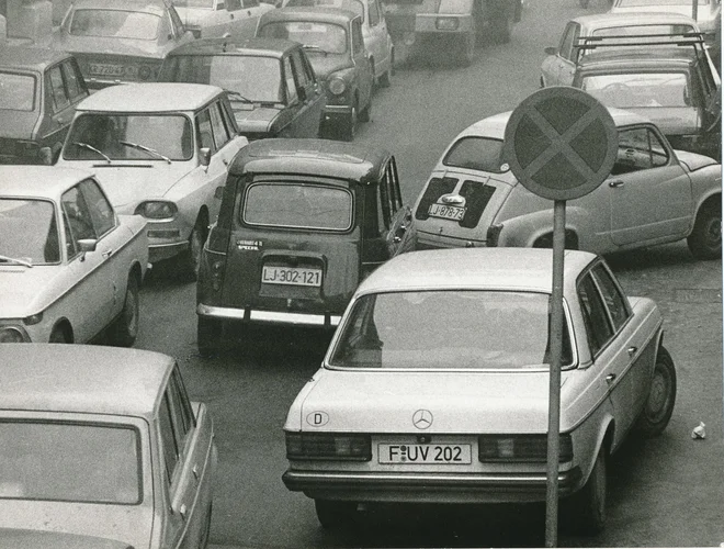 Toleranca družbe do odklonskega ravnanja v prometu, recimo vožnje pod vplivom alkohola ali objestnega, frajerskega divjanja, je danes bistveno drugačna kot pred desetletji. FOTO: Dragan Arrigler