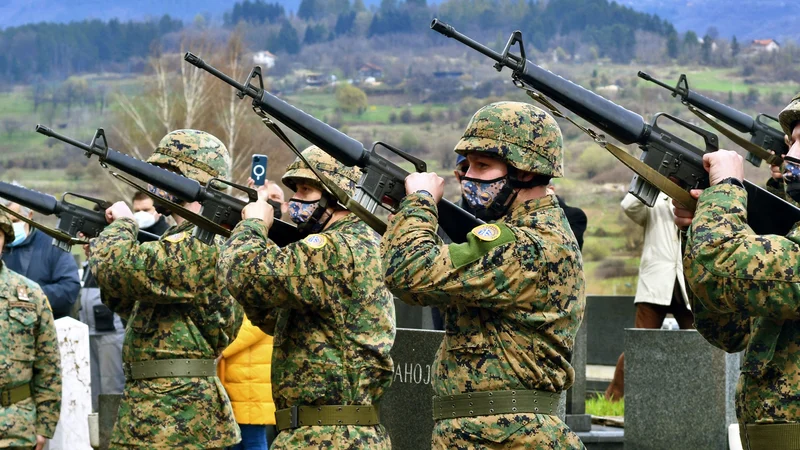 Fotografija: Prizor s pokopališča Bare v Sarajevu, kjer so prejšnji petek z vojaškimi častmi pokopali Generala Jovana Divjaka. FOTO Str Afp