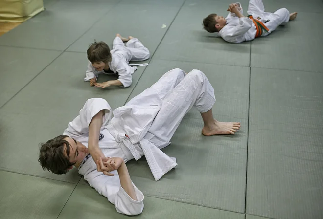 Trening je potekal brez borb, saj se zaradi ukrepov proti koronavirusu ne smejo dotikati. FOTO: Blaž Samec/Delo