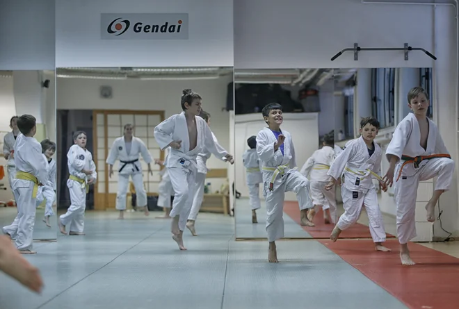 Vključevanje športnikov z raznolikimi sposobnostmi v običajne športne dejavnosti se pri nas s papirja le redko prenese v prakso, zato je prilagojenih športnih programov malo. FOTO: Blaž Samec/Delo