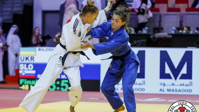 Fotografija: Maruša Štangar (desno) je morala predlani na grand slamu v Abu Dabiju premoč priznati zgolj ukrajinski zvezdnici Darji Bilodid. FOTO: Gabriela Sabau/IJF