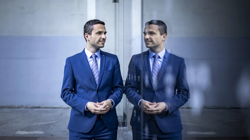 Fotografija: Matej Tonin pritrjuje, da ga nabave skrbijo: »Zato od svojih sodelavcev zahtevam stoodstotno transparentnost, sledljivost postopkov, in da kjerkoli je možno, delamo po sistemu 'vlada vladi'.« FOTO: Voranc Vogel/Delo