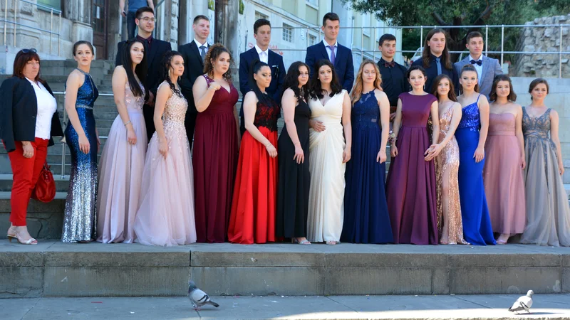 Fotografija: V četrtek je vlada sporočila, da bodo maturante uvrstili med prednostne skupine za cepljenje, kljub nasprotovanju večine članov vladne strokovne skupine. Radosti, kot sta maturantski ples in izlet, za letošnjo generacijo ne bo. FOTO: Shutterstock