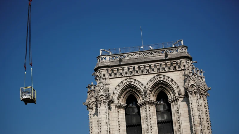 Fotografija: Že dobri dve leti je od požara, ki je zajel zakladnico svetovne gotske arhitekture. FOTO: Benoit Tessier/Reuters