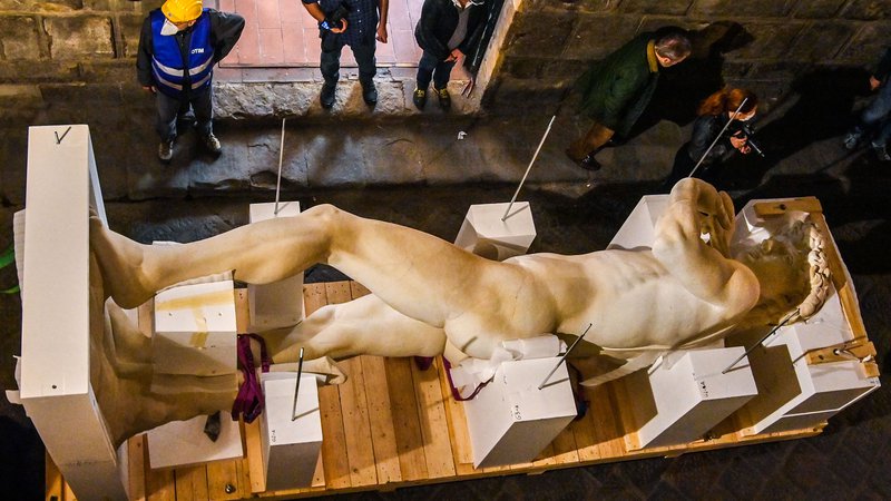 Fotografija: Pogled na 3D natisnjeno digitalno natančno kopijo Michelangelovega kipa mladega bojevnika Davida, narejenega iz akrilne smole, prekrite z marmornatim prahom v delavnici v Firencah. Kip bo predstavljal Italijo na prihajajočem sejmu Expo 2021 v Dubaju. Za duplikat 17-metrskega šesttonskega marmornatega kipa, ki stoji v Galleria dell ’Accademia v Firencah, je bila potrebna ekipa umetnostnih zgodovinarjev, tehnikov in inženirjev, pa tudi najsodobnejša tehnologija, kot so digitalno skeniranje, laserji in eden največjih svetovnih 3D tiskalnikov. Cilj tega projekta, ki ga podpira Galleria dell’Accademia, je predstaviti prednosti uporabe 3D tiskanja v umetnosti. FOTO: Carlo Bressan/Afp