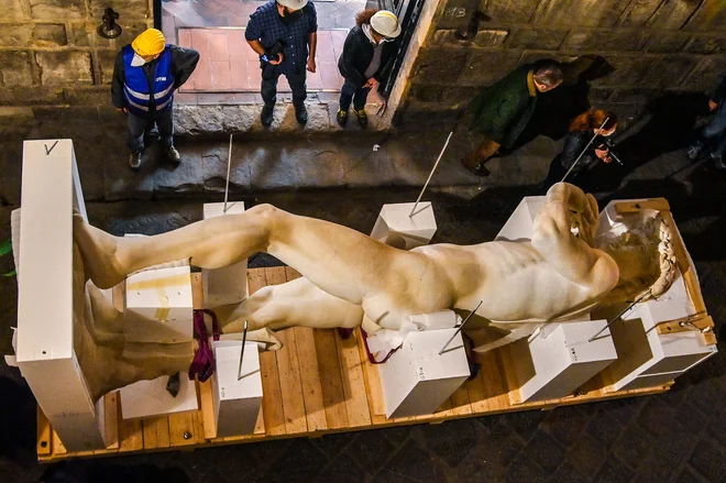 Pogled na 3D natisnjeno digitalno natančno kopijo Michelangelovega kipa mladega bojevnika Davida, narejenega iz akrilne smole, prekrite z marmornatim prahom v delavnici v Firencah. Kip bo predstavljal Italijo na prihajajočem sejmu Expo 2021 v Dubaju. Za duplikat 17-metrskega šesttonskega marmornatega kipa, ki stoji v Galleria dell ’Accademia v Firencah, je bila potrebna ekipa umetnostnih zgodovinarjev, tehnikov in inženirjev, pa tudi najsodobnejša tehnologija, kot so digitalno skeniranje, laserji in eden največjih svetovnih 3D tiskalnikov. Cilj tega projekta, ki ga podpira Galleria dell’Accademia, je predstaviti prednosti uporabe 3D tiskanja v umetnosti. FOTO: Carlo Bressan/Afp