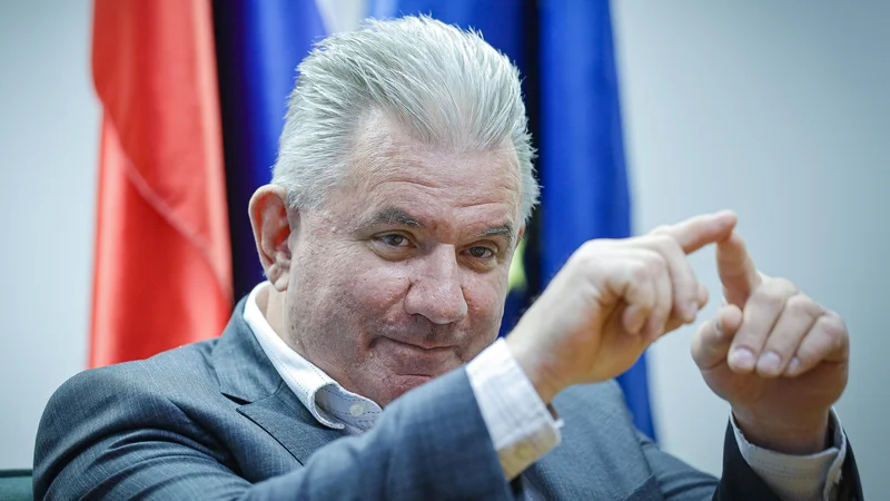 Fotografija: Andrej Vizjak, minister za okolje in prostor, si ni mislil, da bo požel toliko gneva s spremembami zakona o vodah. FOTO: Jože Suhadolnik/Delo