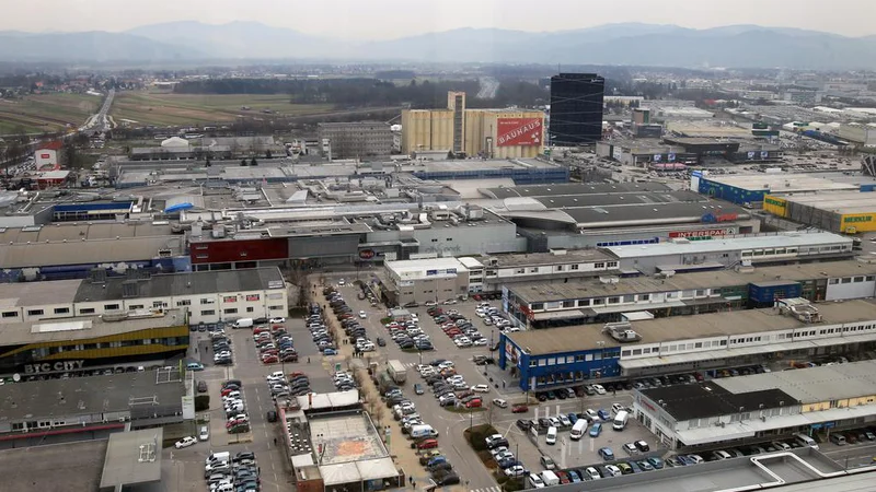 Fotografija: Zaradi predmestij, kamor so preselili vse trgovine, izumirajo tudi središča mest, ki samevajo in iz katerih izginjajo tako tržnice kot majhne trgovine. FOTO: Blaž Samec