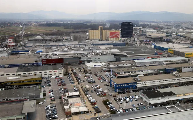 Zaradi predmestij, kamor so preselili vse trgovine, izumirajo tudi središča mest, ki samevajo in iz katerih izginjajo tako tržnice kot majhne trgovine. FOTO: Blaž Samec