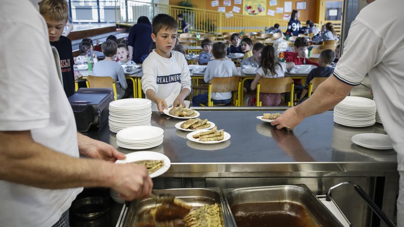 Fotografija: V šolskih kuhinjah hrano zagotavljajo skladno s smernicami za preprečevanje okužbe s koronavirusom, kar podraži pripravo obrokov. FOTO: Uroš Hočevar