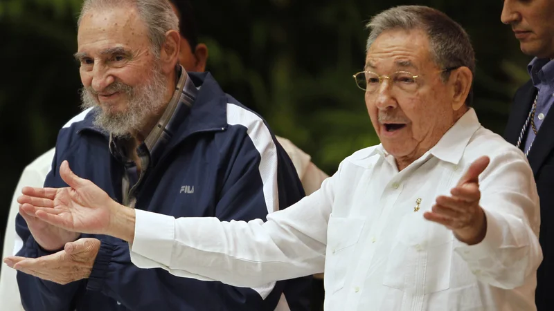 Fotografija: Pri jezuitih vzgajana in šolana brata Castro (Fidel na levi) sta vstopila v kubansko zgodovino julija 1953, ko sta z nekaj somišljeniki uprizorila napad na vojašnico v Santiagu. FOTO: Reuters