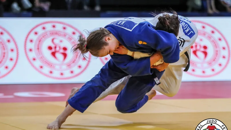 Fotografija: Kaja Kajzer (v modrem kimonu) si je v Lizboni priborila naslov evropske podprvakinje. FOTO: Gabriela Sabau/IJF