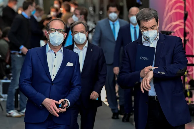 Bavarski premier Markus Söder (desno) in predsednik CDU Armin Laschet (levo zadaj) ne popuščata v bitki za kanclersko kandidaturo.<br />
Foto Tobias Schwarz/Reuters