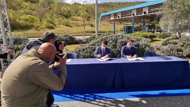 Fotografija: Hrvaški infrastrukturni minister Oleg Butković in minister Jernej Vrtovec ob podpisu sporazuma za gradnjo novega mostu. FOTO: Boris Šuligoj