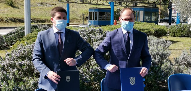 Ministra za infrastrukturo - Oleg Butković in Jernej Vrtovec po podpisu sporazuma o mostu čez Dragonjo. FOTO: Boris Šuligoj