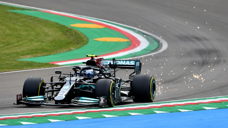 Fotografija: Valtteri Bottas v akciji na dirkališču v Imoli. FOTO: Jennifer Lorenzini/Reuters