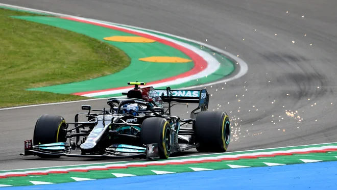 Valtteri Bottas v akciji na dirkališču v Imoli. FOTO: Jennifer Lorenzini/Reuters