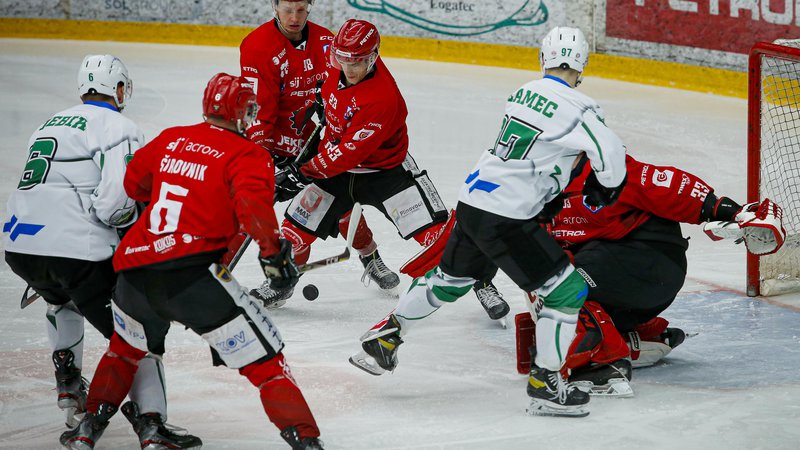 Fotografija: Za želeni slovenski finale alpske hokejske lige obe naši moštvi danes potrebujeta zmago. FOTO: Jože Suhadolnik/Delo