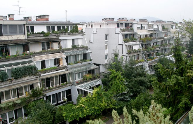 Terasasti bloki so v Kosezah zrasli po načrtih Viktorja Pusta med letoma 1968 in 1978. Foto Šipić Roman
