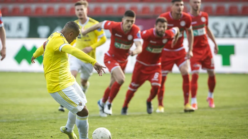 Fotografija: Najboljši strelec 1. SNL v zgodovinI Marcos Tavares je v 87. minuti zastreljal kazenski strel, Maribor pa je svoje novo poglavje začel le s točko. FOTO: Jure Banfi/Sobotainfo