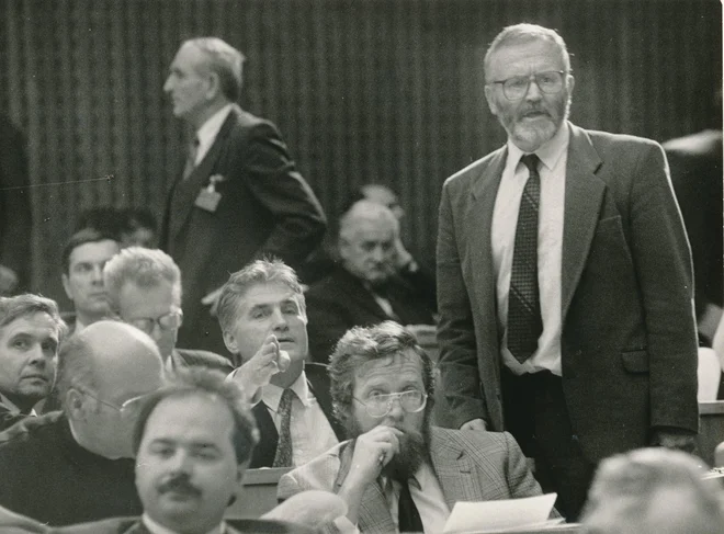 Podpredsednik vlade Jože Mencinger med enim izmed svojih nastopov v takratni republiški skupščini. Foto Joco Žnidaršič