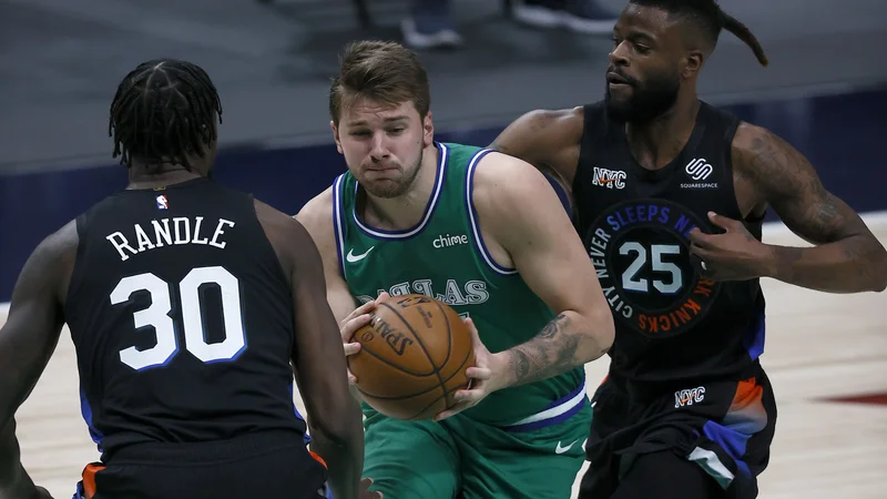 Fotografija: Zanj povprečen strelski večer je Luka Dončić nadomestil z izenačenjem rekordnega števila podaj, a to ni bilo dovolj za zmago proti New Yorku. FOTO: Tom Pennington/Afp