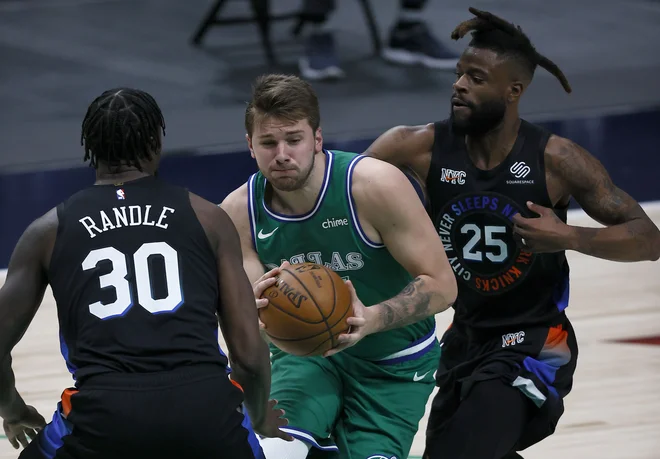 Zanj povprečen strelski večer je Luka Dončić nadomestil z izenačenjem rekordnega števila podaj, a to ni bilo dovolj za zmago proti New Yorku. FOTO: Tom Pennington/Afp