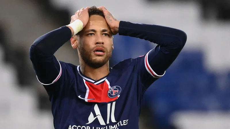 Fotografija: Brazilski zvezdnik Neymar se v domovini ne le zabava, temveč je tudi družbeno odgovoren in pomaga najrevnejšim pri izobraževanju in drugim dejavnostim. FOTO: Franck Fife/AFP