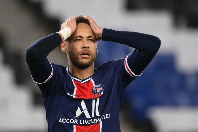 Brazilski zvezdnik Neymar se v domovini ne le zabava, temveč je tudi družbeno odgovoren in pomaga najrevnejšim pri izobraževanju in drugim dejavnostim. FOTO: Franck Fife/AFP