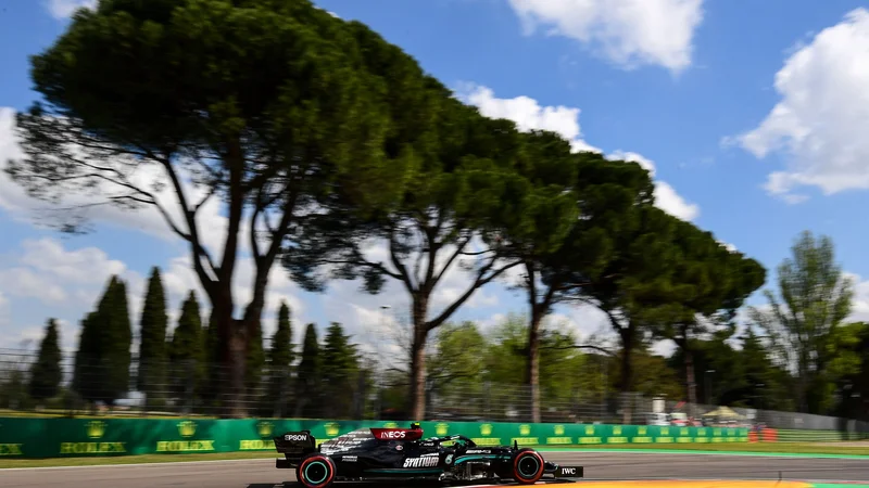 Fotografija: Valtteri Bottas je bil včeraj v Imoli najhitrejši na obeh treningih in pravi, da je Mercedes zdaj lovec hitrejšega Red Bulla in ne več plen kot prej. FOTO: Miguel Medina/AFP