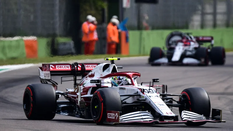 Fotografija: Italijanski voznik Antonio Giovinazzi med treningo v Imoli. FOTO: Miguel Medina/AFP