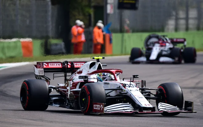 Italijanski voznik Antonio Giovinazzi med treningo v Imoli. FOTO: Miguel Medina/AFP