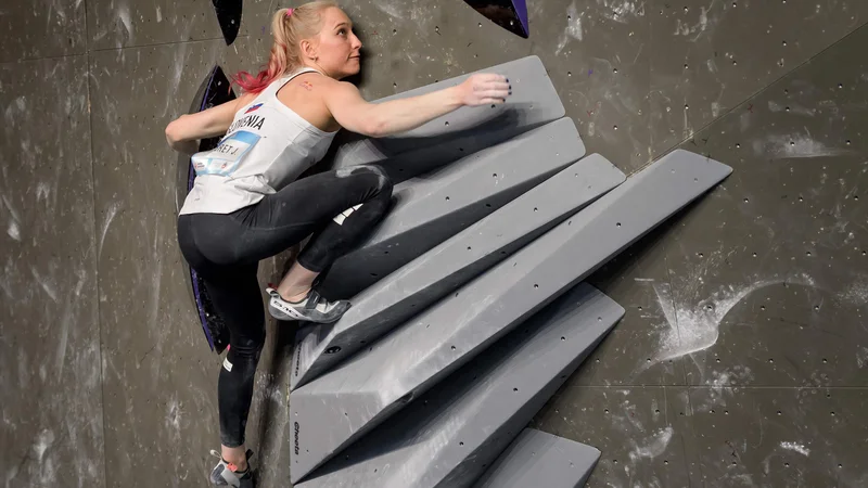 Fotografija: Janja Garnbret je sijajno začela sezono mednarodnih tekmovanj v sklopu svetovnega pokala v športnem plezanju v disciplini balvani v Meiringenu v Švici. FOTO: Fabrice Coffrini/AFP