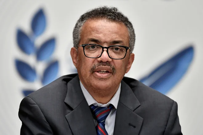 Generalni direktor WHO Tedros Adhanom Ghebreyesus je v petek opozoril, da je pandemija na kritični točki, saj primeri okužb in smrti še naprej naraščajo po zaskrbljujočih stopnjah. FOTO: Fabrice Coffrini via Reuters