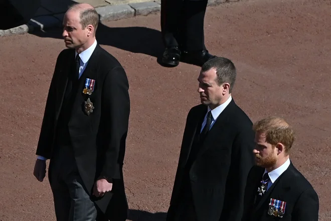 Vnuki: Princ William, Peter Phillips in princ Harry, ki je na dedkov pogreb pripotoval iz ZDA. FOTO: Justin Tallis/ AFP