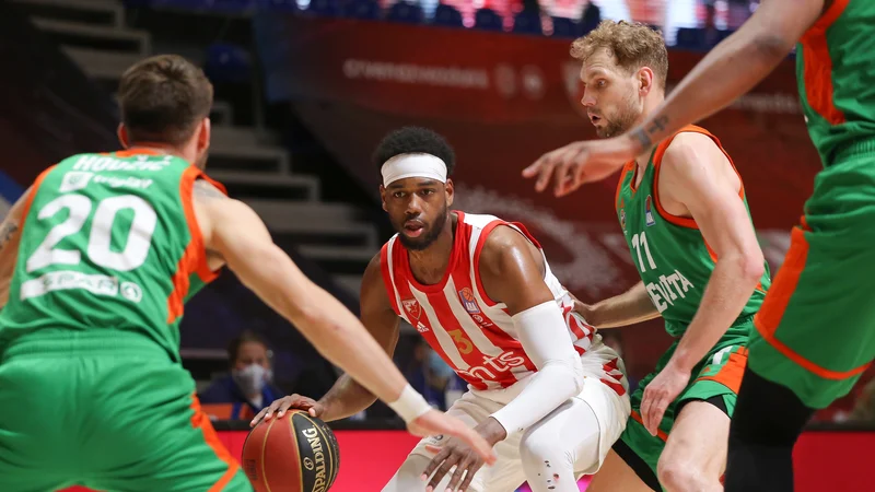 Fotografija: Jordan Loyd (z žogo) bo tudi v Stožicah največja nevarnost za Cedevito Olimpijo. FOTO: ABA