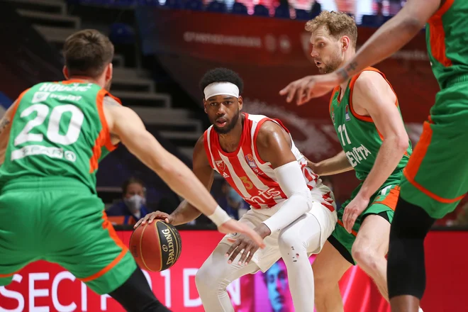Jordan Loyd (z žogo) bo tudi v Stožicah največja nevarnost za Cedevito Olimpijo. FOTO: ABA