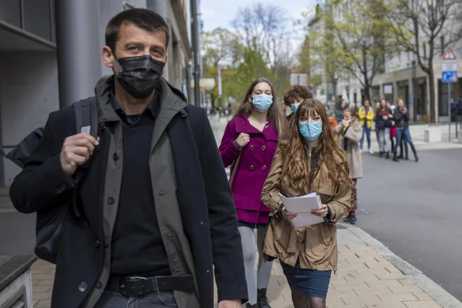 Dijaki, ki so se odločili za cepljenje, naj se najkasneje do ponedeljka do 12. ure prijavijo na cepljenje v cepilnem centru pri zdravstvenem domu stalnega prebivališča. FOTO: Voranc Vogel/Delo
