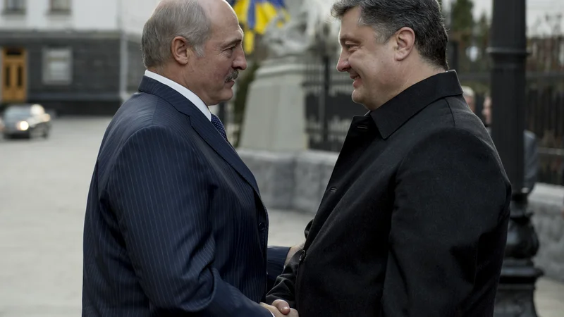 Fotografija: Srečanje predsednikov Belorusije in Ukrajine: Aleksandra Lukašenka (levo) in Petra Porošenka. FOTO: Handout/Reuters Pictures