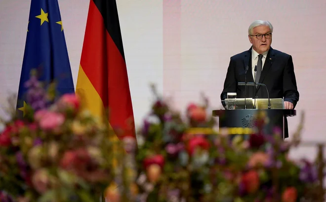 &raquo;Želimo in moramo se spominjati ljudi, ki so od začetka pandemije umrli,&laquo; je Steinmeier povedal v govoru. FOTO: Reuters