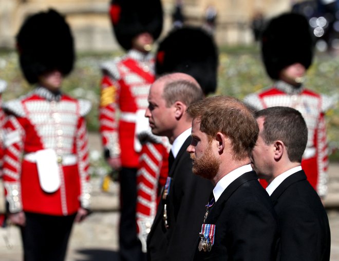 Oči javnosti so bile uprte tudi v brata, princa Williama in Harryja, ki pa so ju kamere po koncu slovesnosti ujele v pogovoru. FOTO: Gareth Fuller/ AFP