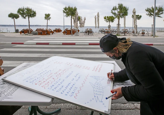 Tudi v gostišču Pri Polonci v Piranu se veselijo, da bodo po dolgem času spet razvajali svoje goste. FOTO: Matej Družnik/Delo