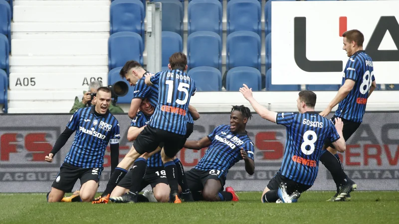 Fotografija: Veselju nogometašev Atalante ob zmagi proti Juventusu ni bilo konca. FOTO: Alessandro Garofalo/Reuters