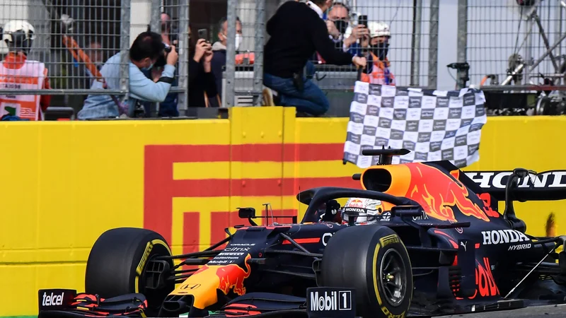 Fotografija: Max Verstappen je vrnil udarec Lewisu Hamiltonu. FOTO: Miguel Medina/AFP