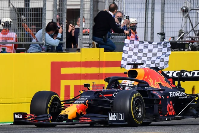 Max Verstappen je vrnil udarec Lewisu Hamiltonu. FOTO: Miguel Medina/AFP