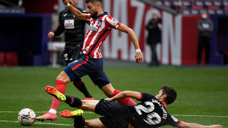 Fotografija: Atletico Madrid je z drugo najvišjo zmago zadržal vrh lestvice v španskem nogometnem prvenstvu, enega od petih golov rdeče-.belih pa je dosegel tudi Belgijec Yannick Carrasco. FOTO: Oscar Del Pozo/AFP