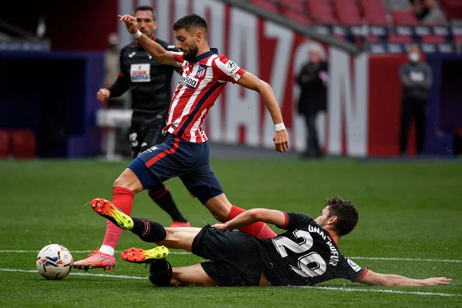 Atletico Madrid je z drugo najvišjo zmago zadržal vrh lestvice v španskem nogometnem prvenstvu, enega od petih golov rdeče-.belih pa je dosegel tudi Belgijec&nbsp;Yannick Carrasco. FOTO: Oscar Del Pozo/AFP